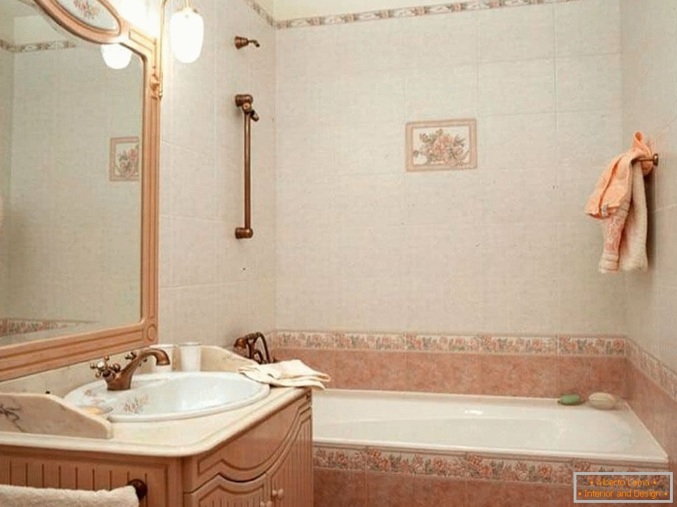 Salle de bain avec des carreaux roses
