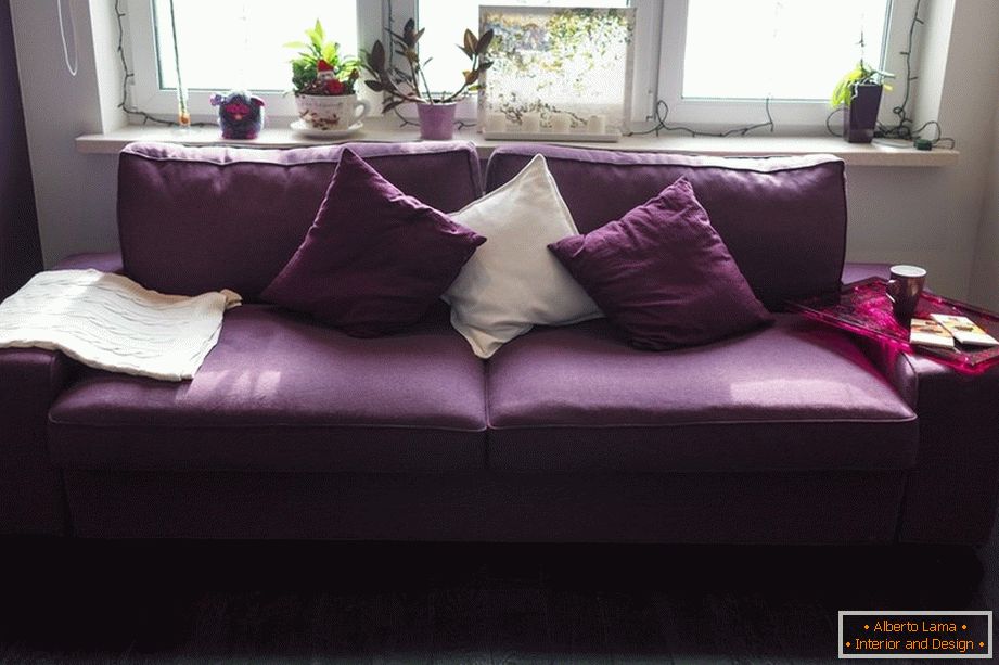 Canapé violet avec des oreillers