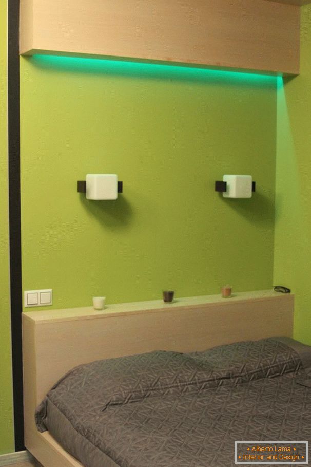 Feu vert au dessus du lit dans la chambre