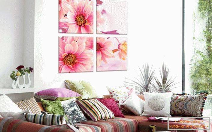 De plus en plus souvent, les propriétaires de logements choisissent pour le design intérieur du tableau un imprimé floral. Des pétales rose tendre rendent l'atmosphère dans la chambre romantique et facile. 