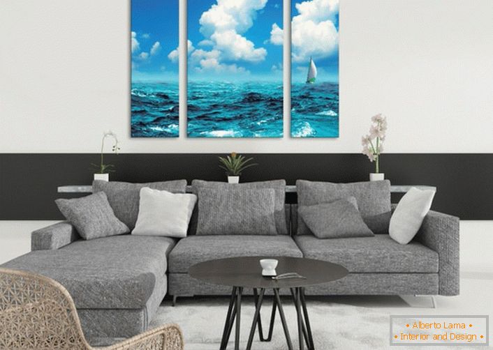 Les peintures modulaires à l'image de la mer rendent la situation dans le salon aussi légère et excitante en été. 