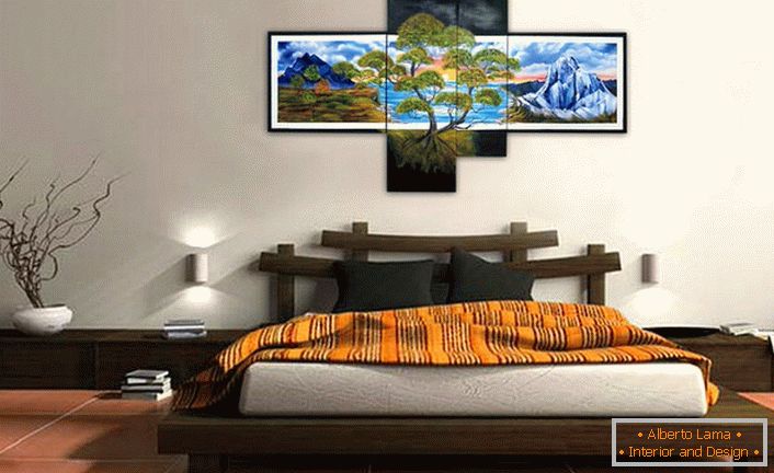 La chambre de style oriental est décorée de peintures modulaires qui pèsent sur la tête du lit.