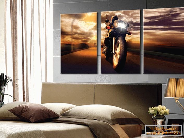 La chambre du jeune célibataire est décorée d'une peinture modulaire sur laquelle un motocycliste est représenté.