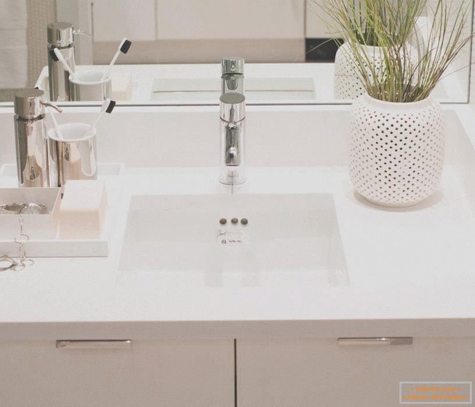 Évier blanc avec un miroir dans la salle de bain