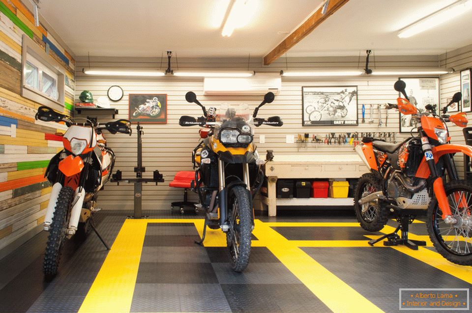 Motos dans le garage créatif