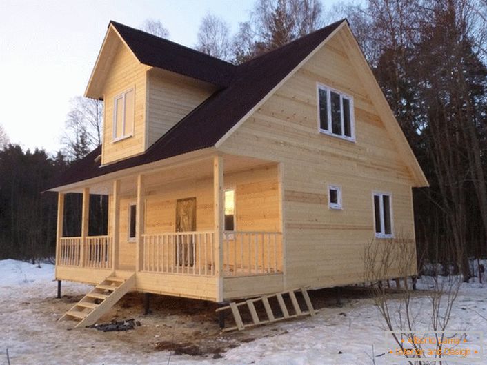 Maison en bois de 6 mètres sur 8 avec un grenier et un coucou. Il y a des doutes quant à la nécessité d'une grande terrasse. Pour les soirées amicales à partir du reste du matériel de la maison, vous pouvez faire une tonnelle.