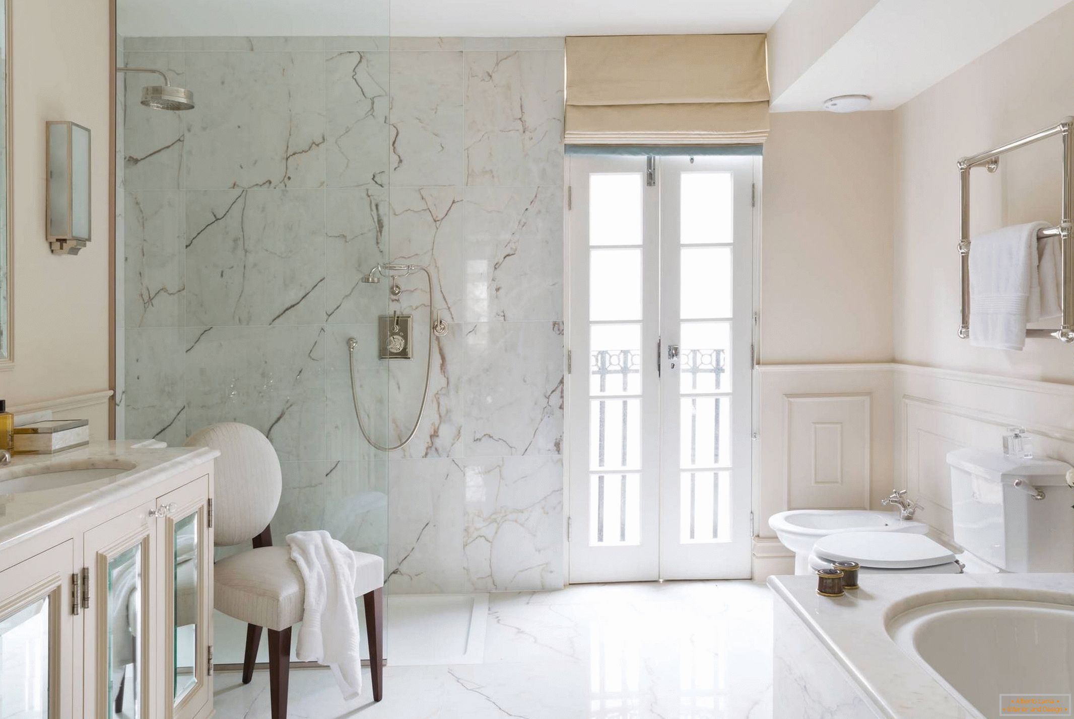 Mur et sol en marbre dans la salle de bain