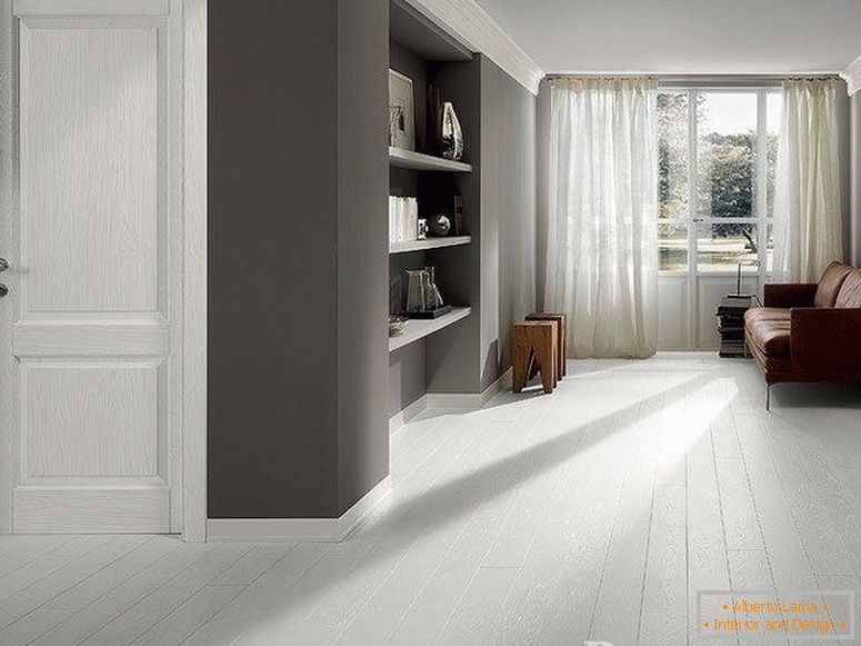 Chambre avec murs gris et sol blanc