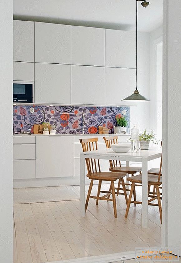 Intérieur de cuisine dans un style scandinave avec balcon