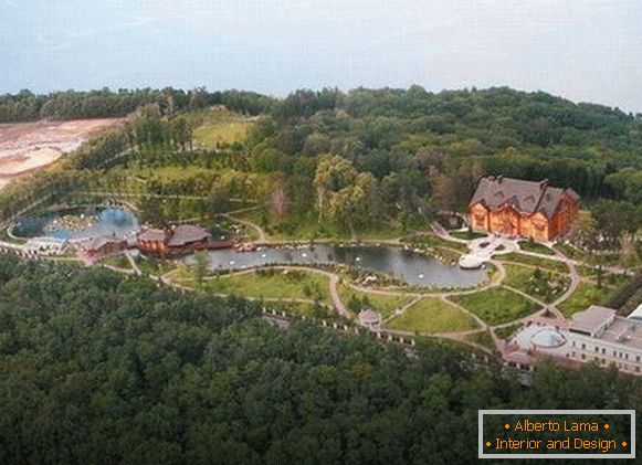 Mezhyhirya. La vue de dessus du domaine abandonné de Ianoukovitch