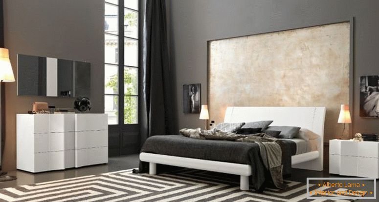 tapis bleu-sur-le-plancher-bois-gris-fin-de-lit-fleur-noir-couverture_dark-gris-maître-chambre-lit-plateforme-lit