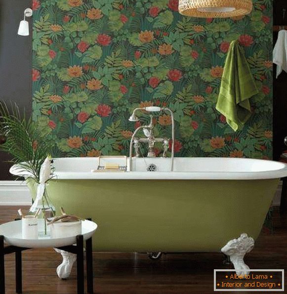 Papier peint sombre pour les murs dans l'intérieur de la salle de bain - photos dans les tons verts