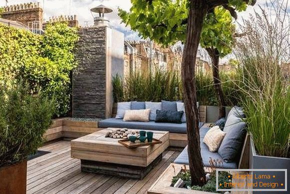 Clôture d'une terrasse en bois avec des plantes - photo