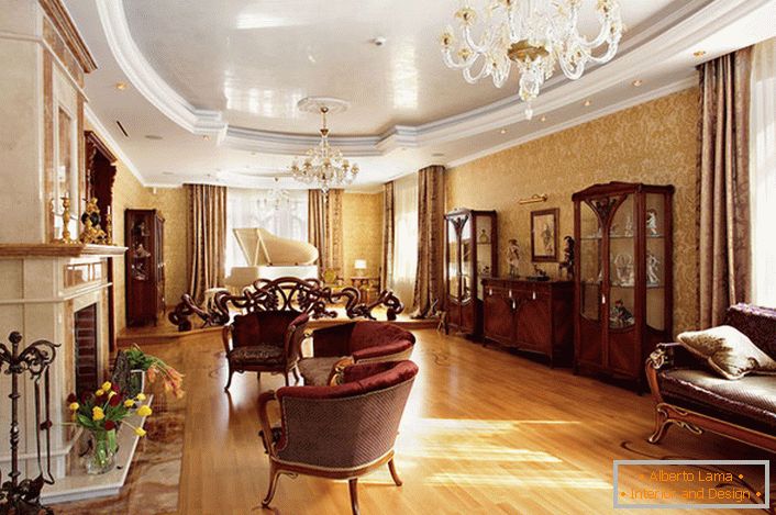 Exemple de mobilier bien choisi pour le salon dans le style anglais. Des lignes lisses, des garnitures lumineuses et contrastées, des pieds en bois sculpté - caractéristiques d'un style anglais noble.
