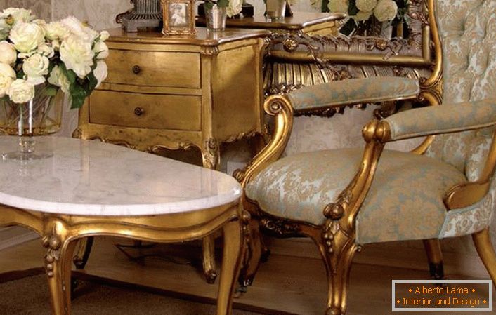 Meubles en bois avec plaqué or foncé dans le style baroque. Une excellente solution pour le salon dans la maison d'une jeune femme.