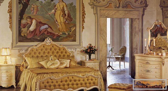 Chambre de style baroque en couleurs dorées. Le mur à la tête du lit est orné d'une immense peinture ancienne.