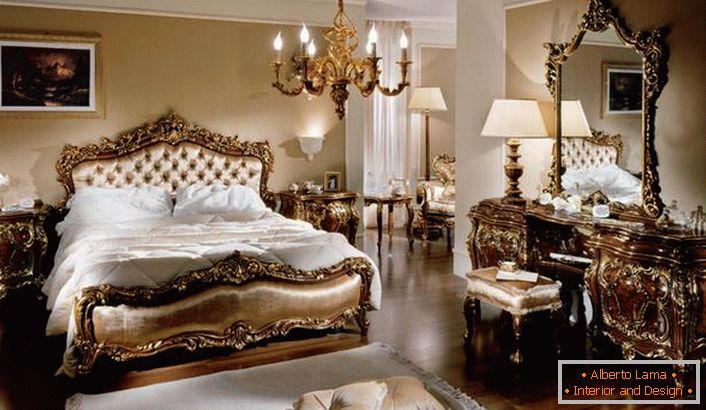 Chambre familiale de luxe de style baroque dans une maison de campagne. Une caractéristique caractéristique de chaque meuble dans la pièce est sa légèreté et sa solennité.