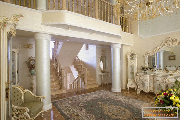 Chambre d'hôtes de style baroque. L'intérieur est intéressant avec des colonnes et un balcon au deuxième étage.