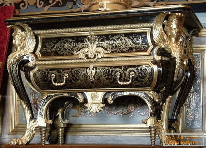 Table basse exquise avec éléments en or. Meubles chez un Français prospère. 