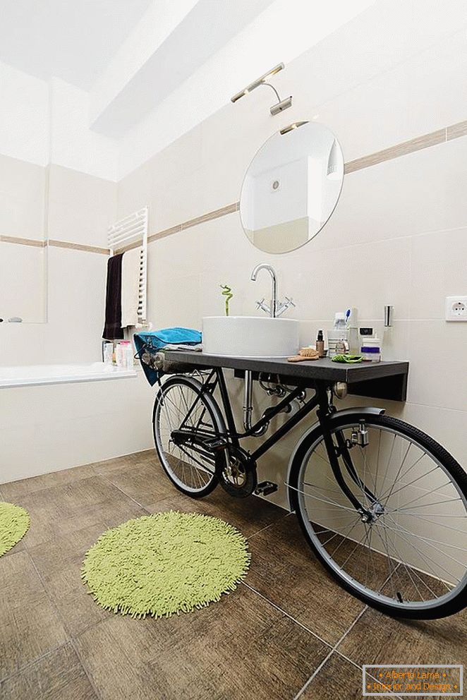 Un lavabo inhabituel sur le vélo dans la salle de bain