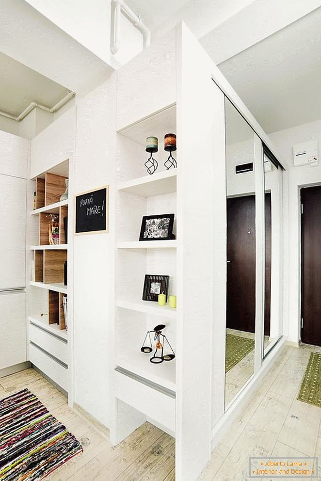Une étagère avec des accessoires et une armoire à glace dans le couloir