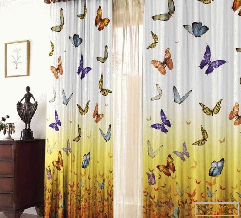 Rideaux avec des papillons dans la chambre