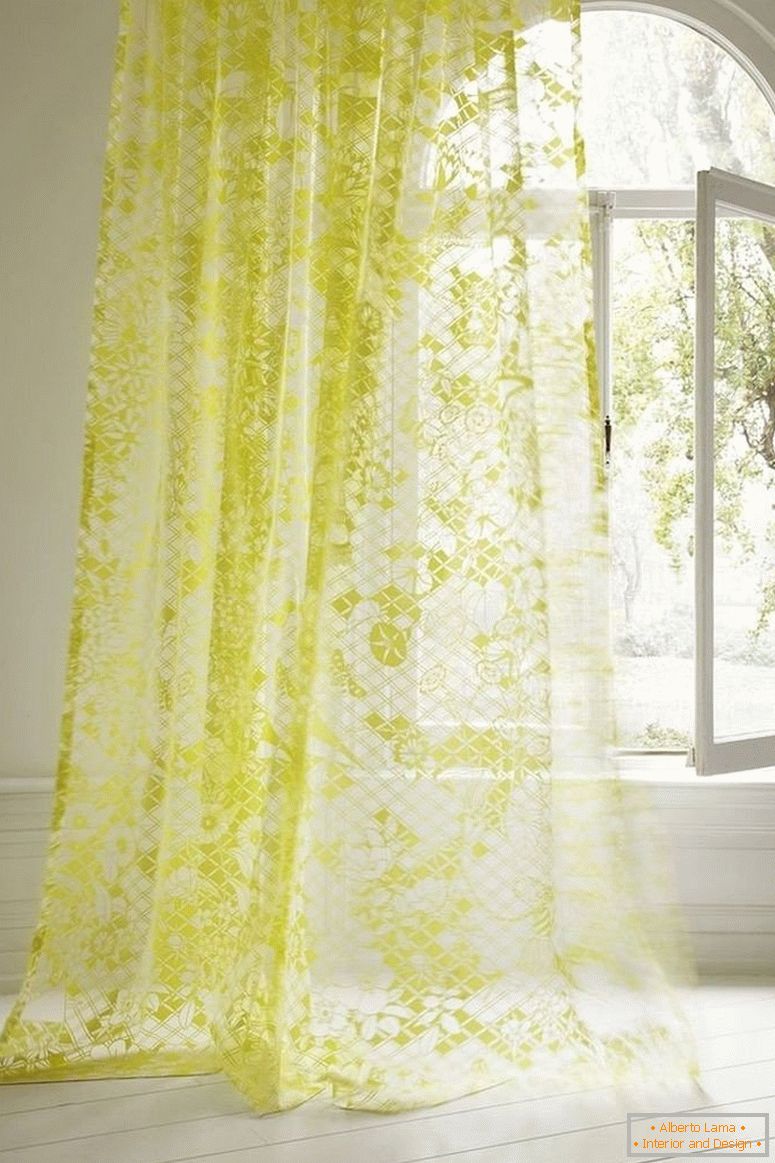 Rideau blanc et jaune sur la fenêtre