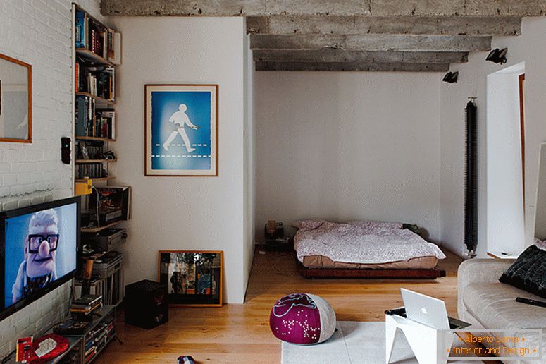 Intérieur d'une chambre d'un petit appartement en Slovaquie