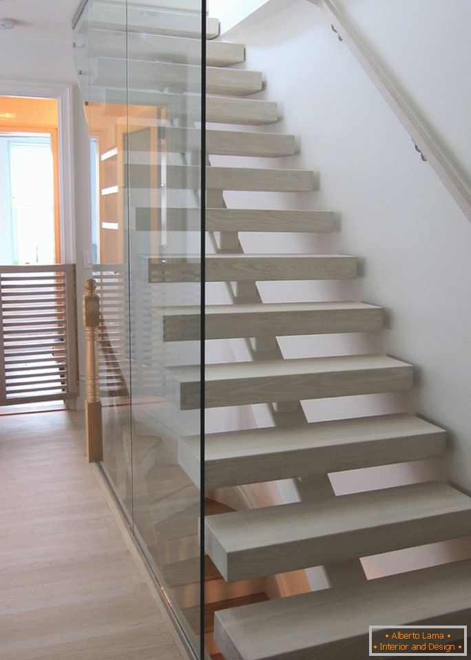Escalier blanc au deuxième niveau