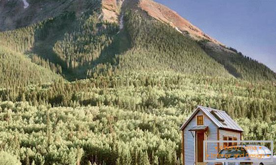 Micro-maison au pied de la montagne