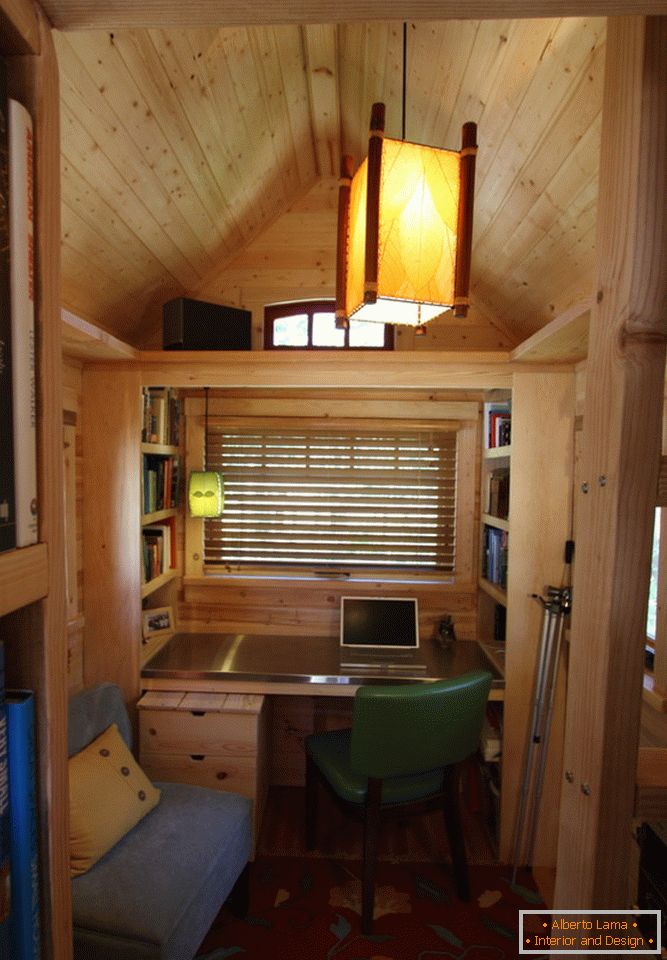 Intérieur d'une petite maison en bois