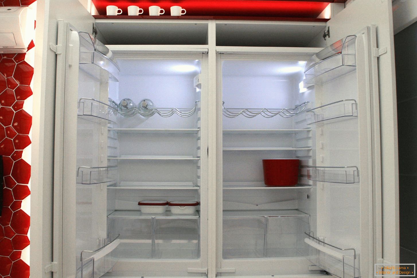 Réfrigérateur moderne à l'intérieur de la cuisine