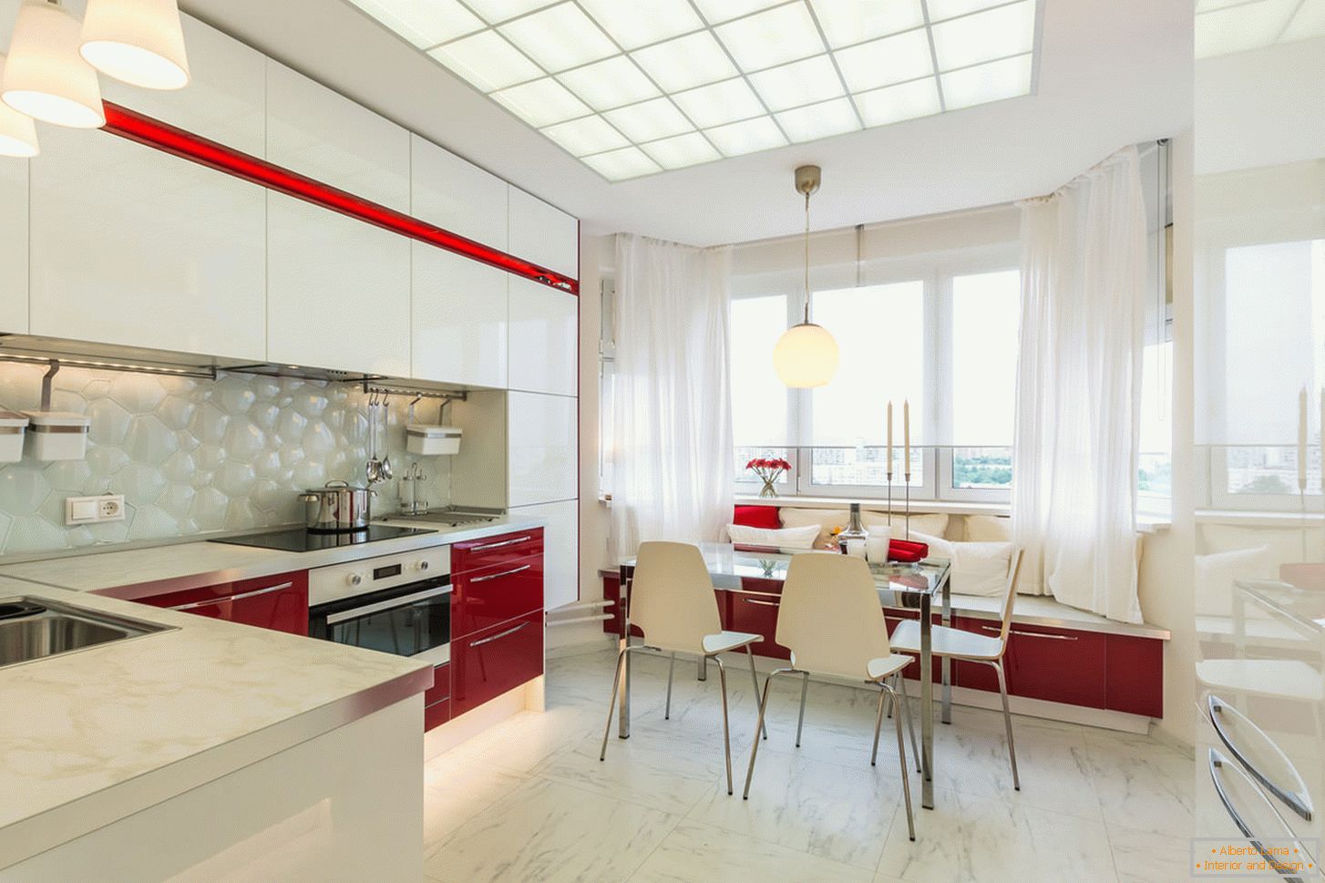 Chic cuisine d'intérieur dans les couleurs blanches et rouges