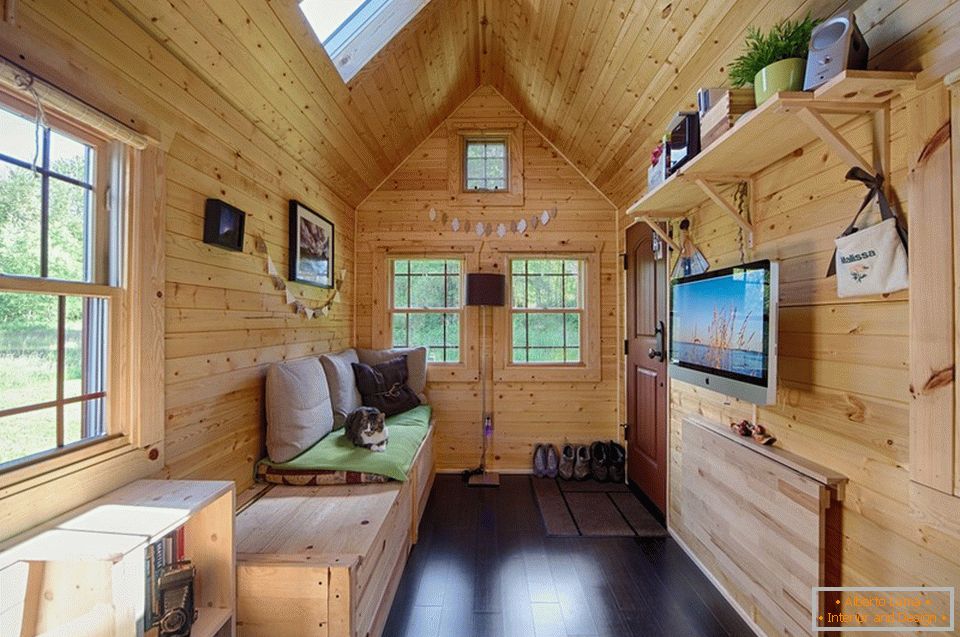 Intérieur d'un petit chalet en bois