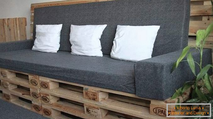 Un simple canapé en palettes de bois