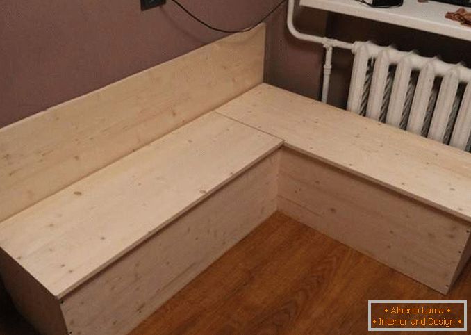 Canapé d'angle dans la cuisine avec leurs propres mains en bois avec des boîtes de rangement