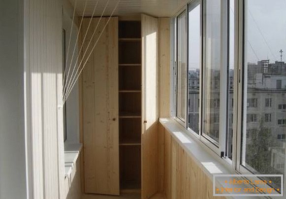 armoire encastrée au balcon-svoimi-rukami