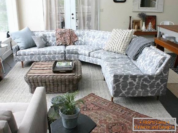 Canapé d'angle compact dans la conception du salon