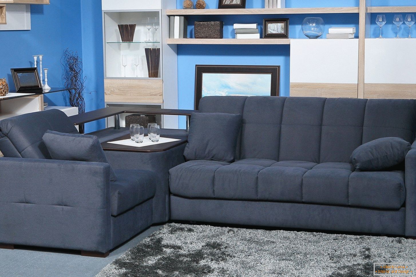 Canapé gris dans la chambre bleue