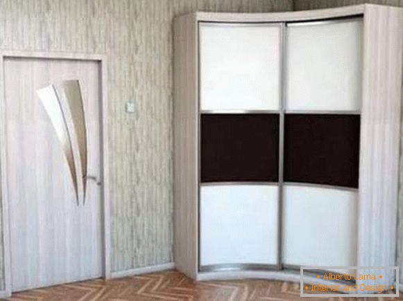 Compartiment d'angle dans la chambre avec deux portes arrondies