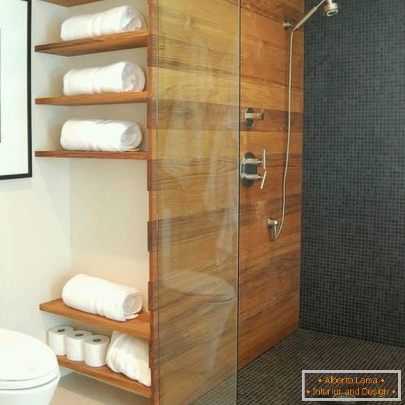 Salle de bain avec étagères en bois
