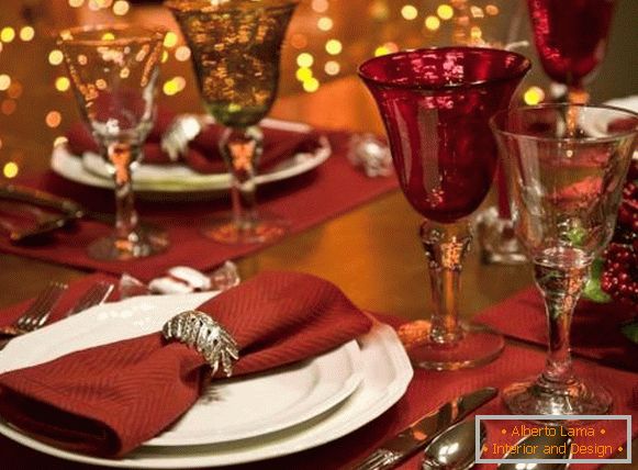 Décoration de la table du Nouvel An 2017 - Verres, assiettes et plan général