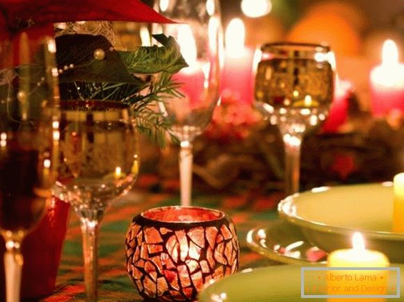 Beaux verres et bougies dans le décor de la table du nouvel an