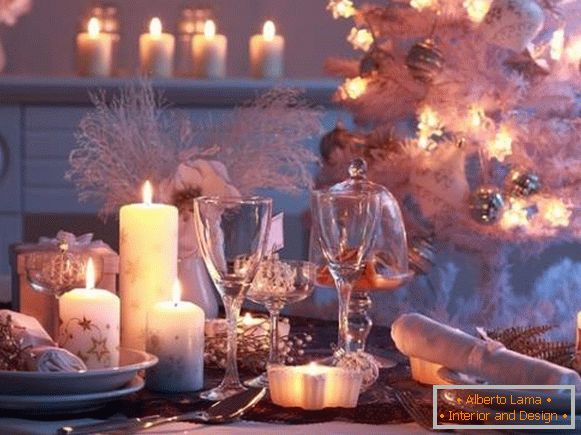 Belle table de Nouvel An - photo pour l'inspiration avec des décorations