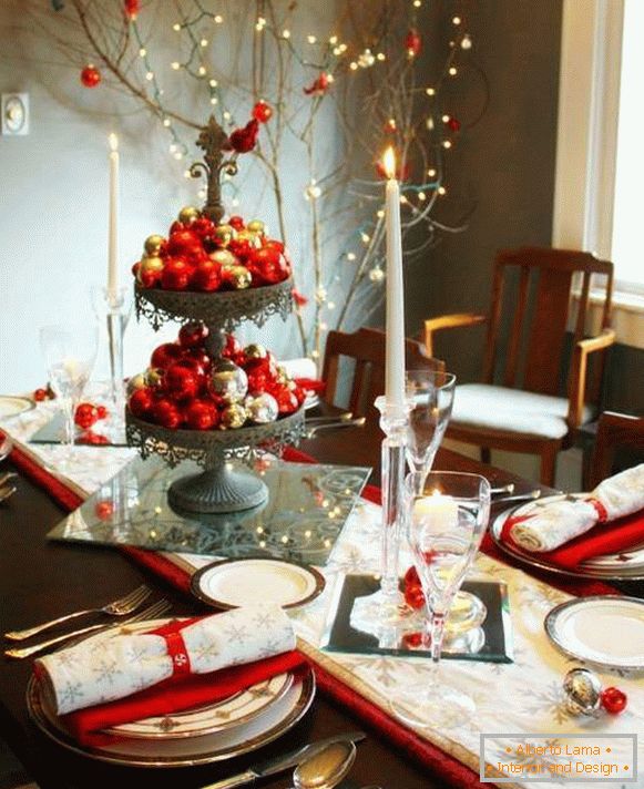 Décoration intéressante de la table du Nouvel An avec des boules de Noël