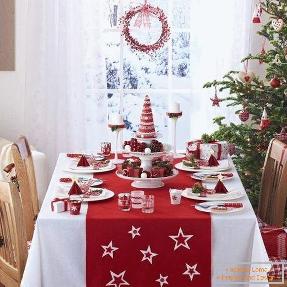 Décor de la table du Nouvel An avec vos propres mains dans les couleurs rouge et blanc