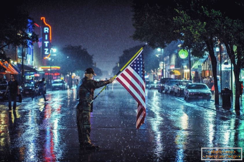 Patriote américain avec drapeau à l'extérieur sous la pluie