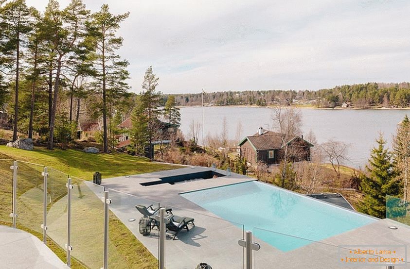 Vue depuis la fenêtre d'une villa de luxe en Suède