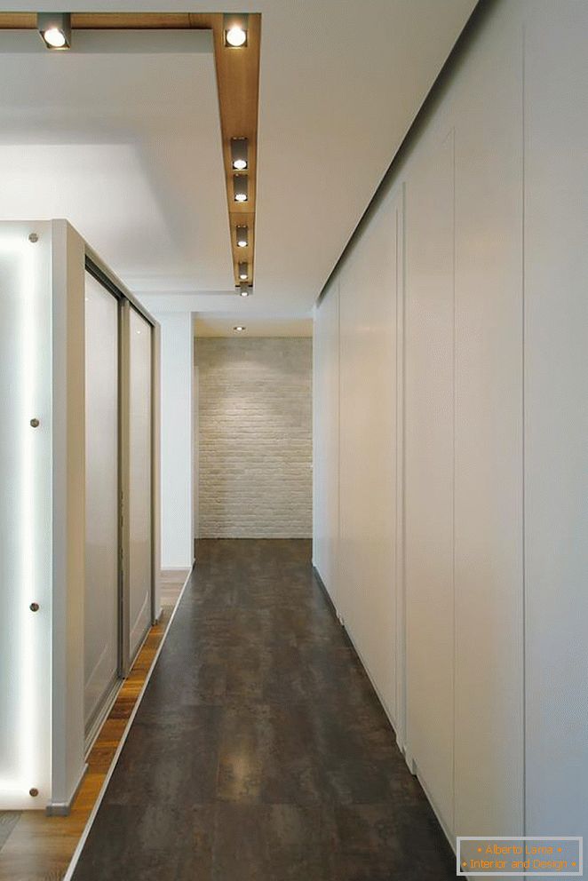 Couloir, décoré dans des tons blancs et gris avec des éléments de bois