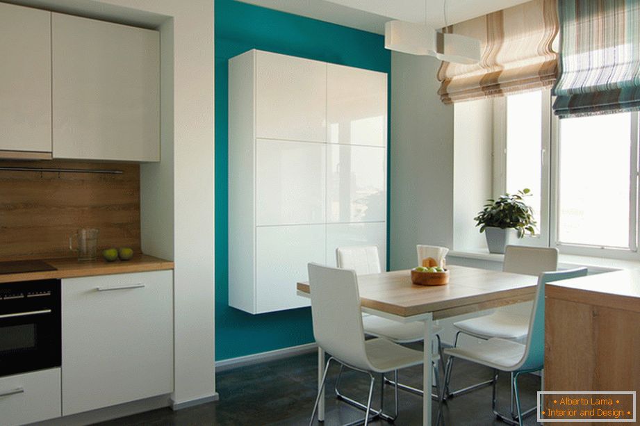 Design original de la cuisine et de la salle à manger de couleurs blanc turquoise avec des éléments de bois